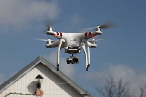 image d'un drone devant une couverture d'une maison individuelle