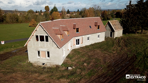 La silhouette de la longère, avec un niveau de plain-pied et un niveau de combles, est facilement reconnaissable.