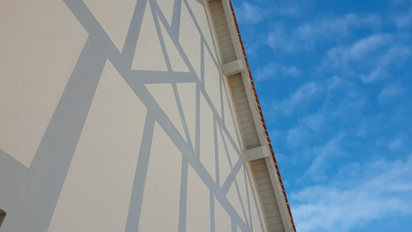 Le bâti traditionnel en colombage et enduit à l’ancienne ressuscité.