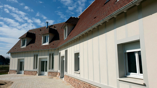 Brique apparente, structure en bois, gouttières en zinc et petites tuiles plates normandes, etc. : les matériaux traditionnels donnent tout leur cachet aux Sentinelles.